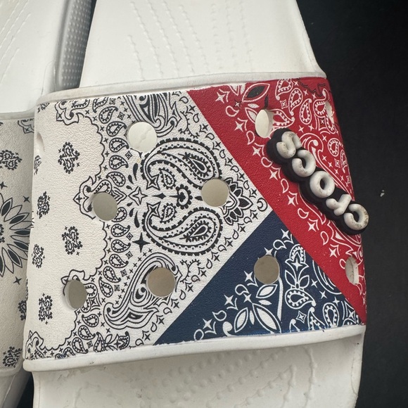 Crocs Classic Bandana Slide Paisley Slip On Sandals Men Size 10 Women’s Size 12 - Picture 2 of 14
